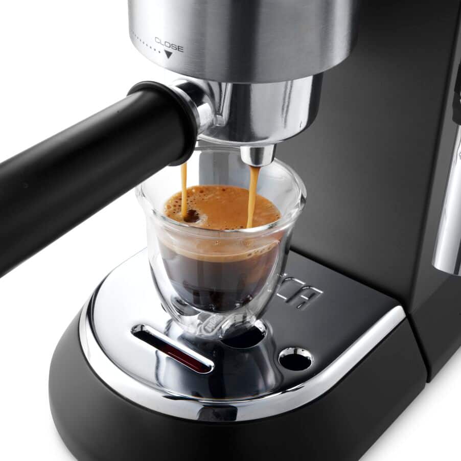 Кофеварка Рожковая DeLonghi EC685.BK / R / W / M